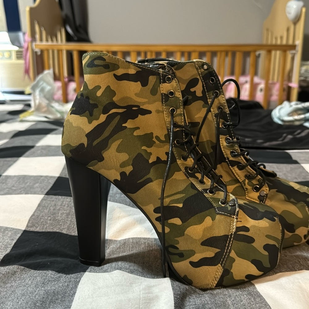 Never worn camo heels
